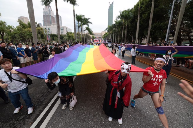 第21届臺湾同志游行28日举行，本届游行主题「与多元同行 （Stand with Diversity）」 ，参与游行队伍的民眾都精心打扮。（郭吉铨摄）