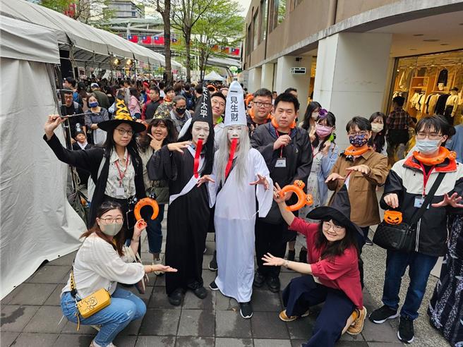 参加联谊的单身男女同游府中商圈万圣节活动。（新北市民政局提供）