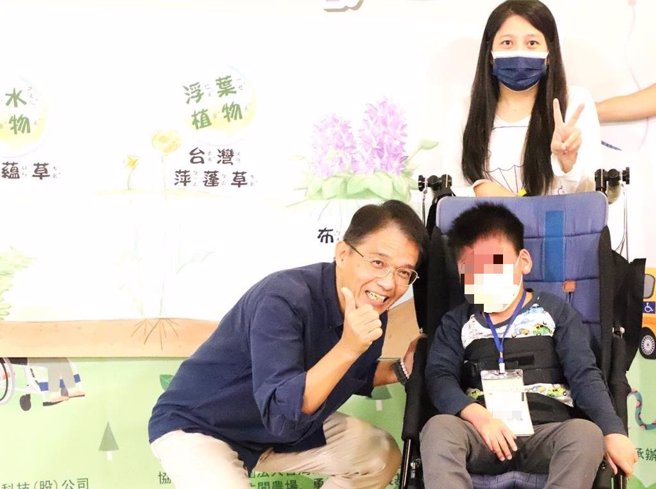 新北市特教生家庭日今（28）日上午在新北市五股準休閒農場登場，共計87組特教生家庭、近400人參與，新北市祕書長邱敬斌（左）也到場同樂。（新北市教育局提供）