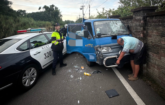 犯嫌驾驶赃车，在中坜区五星路上衝撞民宅围墙和警车后，立即被员警逮捕归案。（图／警方提供）