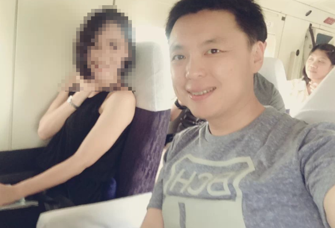 赵天麟和大陆籍情人合照。（图翻摄自网路）