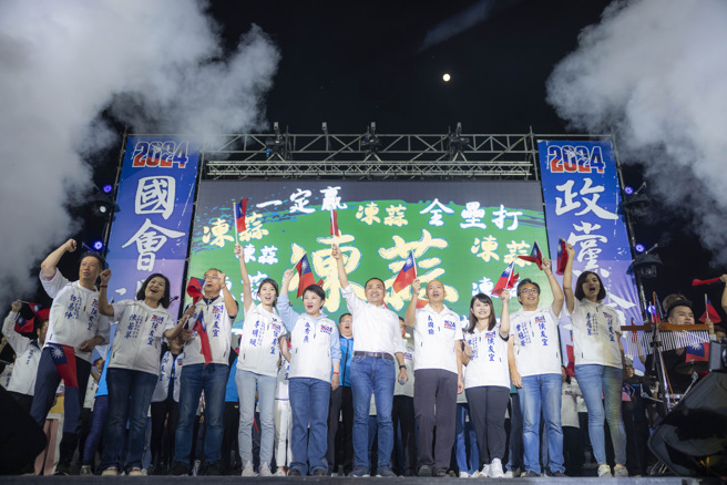 侯友宜28日晚间在高雄凤山举办造势晚会。（侯办提供）