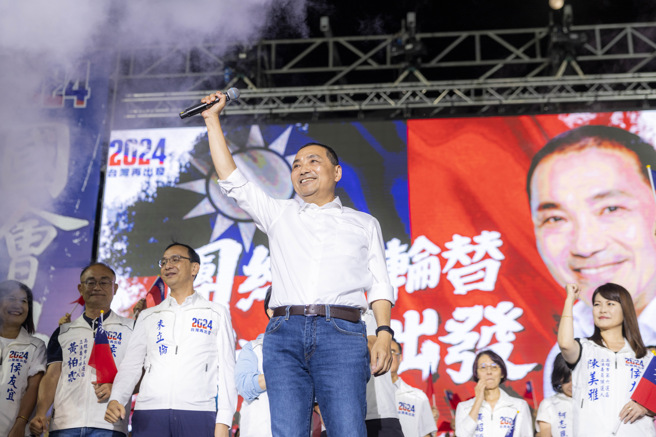 国民党总统参选人侯友宜暨高雄市立委提名人誓师大会今（28）日在高雄凤山登场，吸引近5万人到场力挺。（侯办提供）