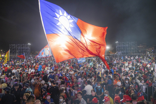 民党总统参选人侯友宜暨高雄市立委提名人誓师大会今（28）日在高雄凤山登场，吸引近5万人到场力挺。（侯办提供）