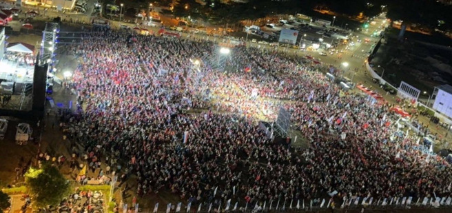 民党总统参选人侯友宜暨高雄市立委提名人誓师大会今（28）日在高雄凤山登场，吸引近5万人到场力挺。