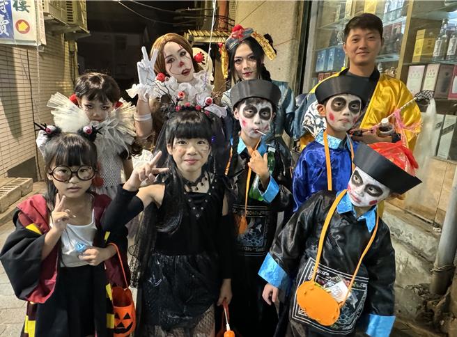 万圣节百鬼夜行，中国殭尸、西洋吸血鬼等满街乱串，嗨翻整个后浦小镇。(于家麒摄)