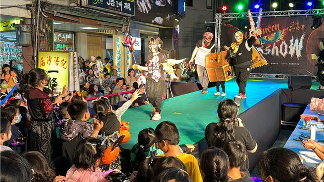 压轴的「搞什么鬼变装走秀大赛」，25组参赛者以走秀竞赛方式，在伸展台上各显神通。(于家麒摄)