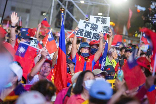 现场支持者不断吶喊「下架民进党」。（袁庭尧摄）
