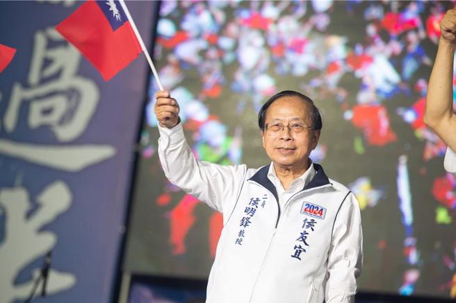 侯友宜的哥哥、乳癌权威医师侯明锋首度现身力挺。（袁庭尧摄）