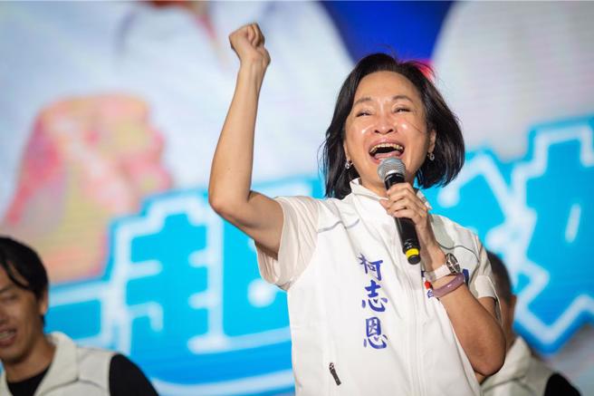 国民党智库执行长柯志恩一登台就受到民眾一阵欢呼。（袁庭尧摄）