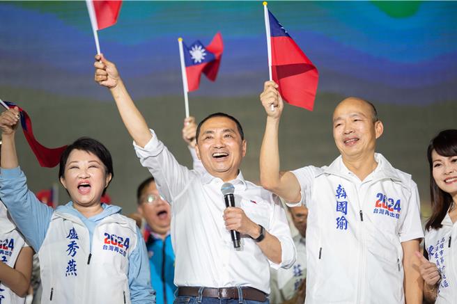 国民党总统参选人侯友宜28日在高雄捷运凤山西站旁举办高雄首场万人造势大会，「汉子、秃子、燕子」再度大合体。（袁庭尧摄）