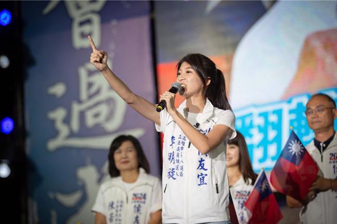 高雄市前镇、小港、旗津立委参选人李明璇故意改编日前火红的「挖土歌」，讽刺民进党中饱私囊。（袁庭尧摄）