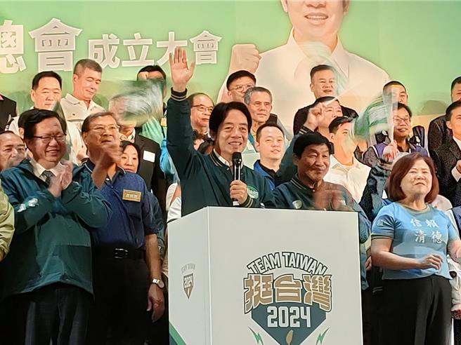 民進黨總統參選人賴清德28日晚間赴台中市葳格國際會議中心出席全國勞工賴清德後援總會，賴清德說，他來自勞工家庭深知勞工家庭的辛苦，未來要推動經濟發展照顧勞工家庭。（潘虹恩攝）