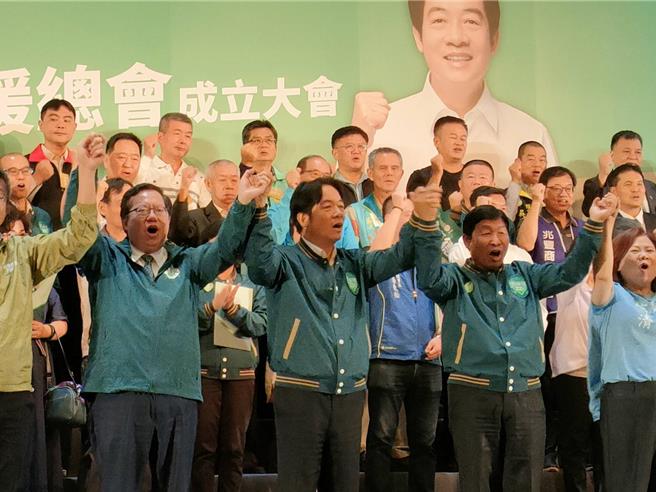 民進黨總統參選人賴清德28日晚間赴台中市葳格國際會議中心出席全國勞工賴清德後援總會，與現場支持者齊喊「凍蒜」。