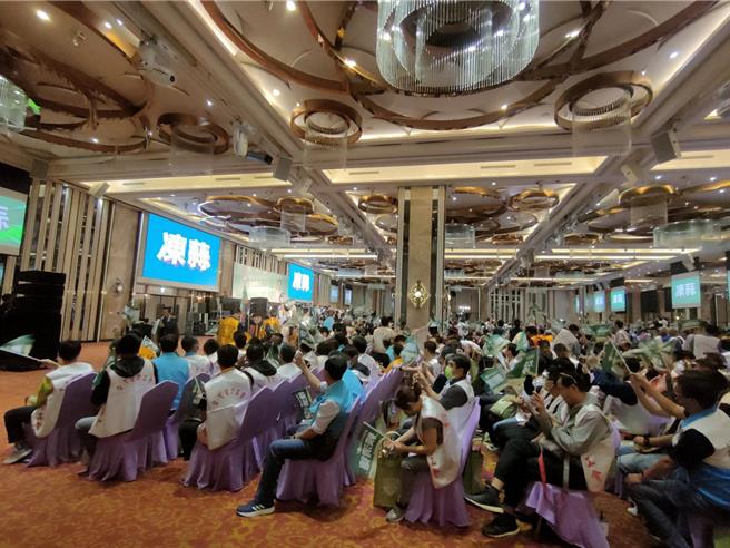 民進黨總統參選人賴清德28日晚間赴台中市葳格國際會議中心出席全國勞工賴清德後援總會，現場湧入逾千位支持者，旗海飆揚。（潘虹恩攝）