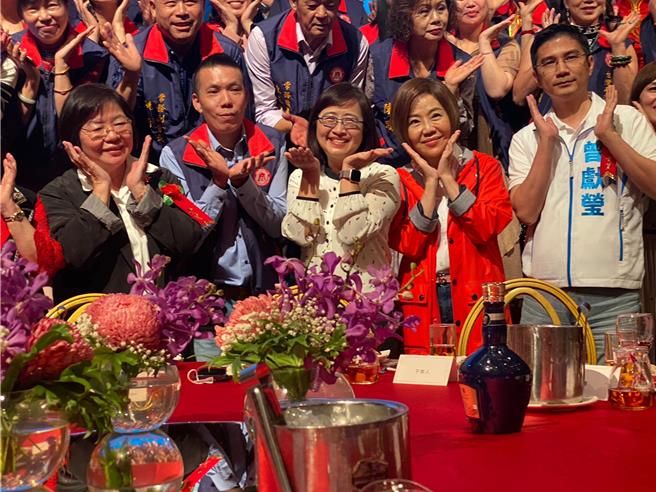 台灣平潭商業聯合會今（28）日晚間6時30分許舉辦「台灣平潭商業聯合會第二屆第一次會員大會」，分散在全台各地的約300名成員齊聚一堂，台北市副市長林奕華也親赴現場致意。(黃敬文攝)