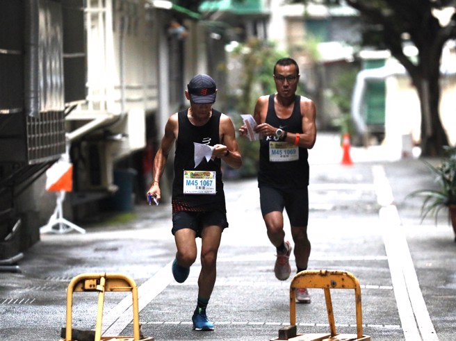 2025双北世界壮年运动会定向越野暖身赛男子45岁组前二李智群（右）、王彰盟竞争激烈。（大会提供）