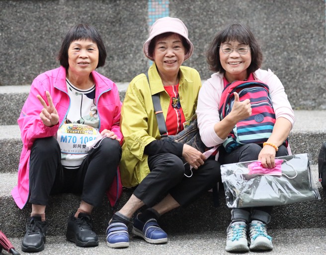 自板桥的吴来富（中）虽然已经有83岁高龄，但仍与好友一同开心参加2025双北世界壮年运动会定向越野暖身赛。（大会提供）