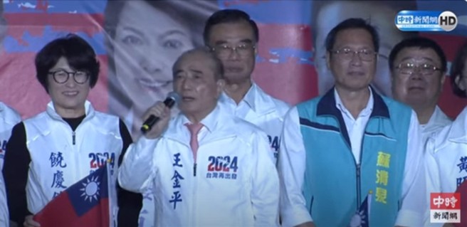 国民党总统参选人侯友宜28日在高雄市凤山区举行万人大造势，前立法院长王金平站台时透露，前几天他跟民眾党总统参选人柯文哲见面的过程。(翻摄中时新闻网直播)
