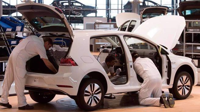 通用、Stellantis也跟進福特行列、願意提供25％加薪，希望能與UAW達成協議。圖／美聯社