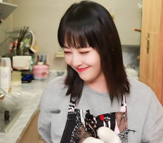 周海媚低头微微溢出双下巴。（图／摘自周海媚工作室微博）