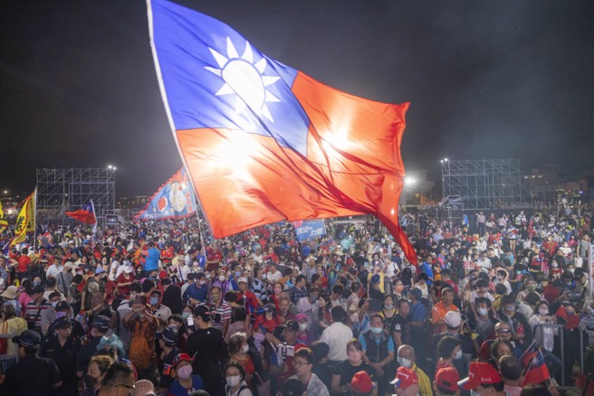 國民黨總統參選人侯友宜28日舉辦《高雄萬人造勢大會》，現場一面大國旗迎風飄揚，引人注目。(侯競辦提供)