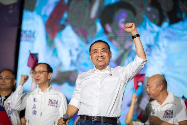 侯友宜强调，对于政党轮替，他一定说到做到拚到底。（袁庭尧摄）