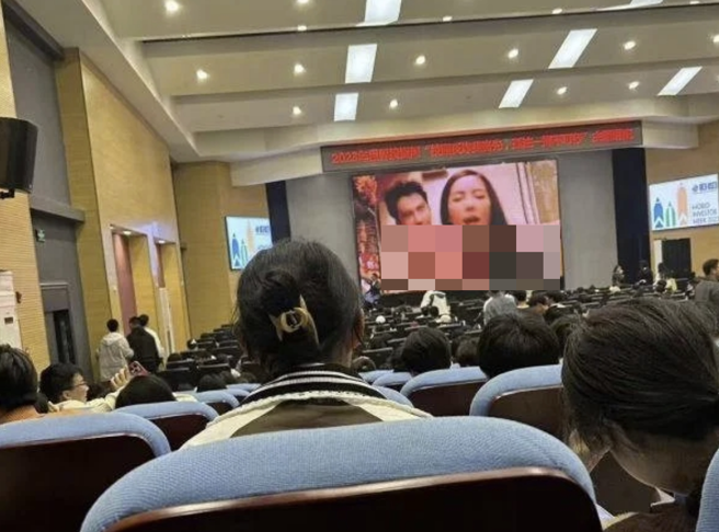 原本还在閒聊、滑手机的学生，看到眼前大萤幕画面全都停下动作，惊讶不已。(图／取自陆网)