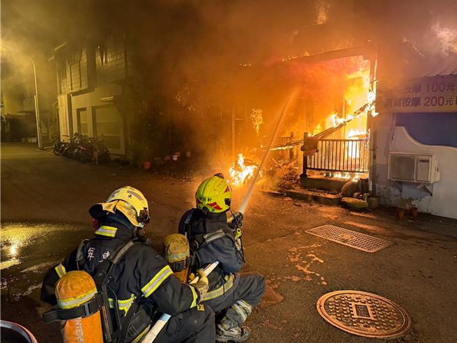 屏东市29日清晨惊传住宅火警，警消救出1男1女，但2人当场无生命迹象，分别送往屏东医院、屏基急救。（屏东消防局提供／谢佳潾屏东传真）