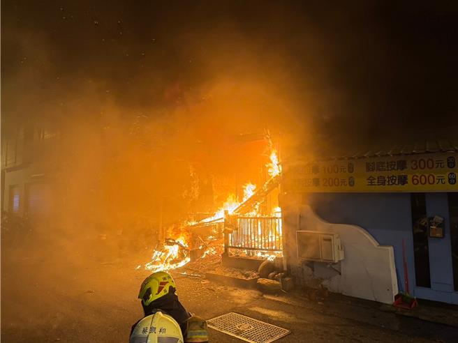 屏东市29日清晨惊传住宅火警，警消救出1男1女，但2人当场无生命迹象，分别送往屏东医院、屏基急救。（屏东消防局提供／谢佳潾屏东传真）