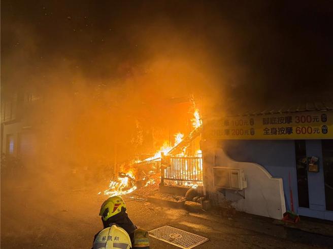 屏东透天厝大火2男女命危送医  ，女不治男恢復生命迹象。(谢佳潾翻摄)