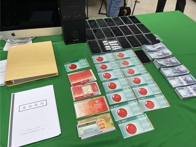 
警方查扣手机22支、电脑3部、现金58万余元、存折18本、3C产品购买合约书及相关证物一批。（张亦惠摄）