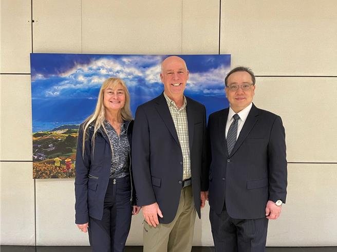 外交部北美司副司長馬博元（右一）代表外交部於機場歡迎美國蒙大拿州州長詹福特伉儷（中、左一）率團訪台。(外交部提供)