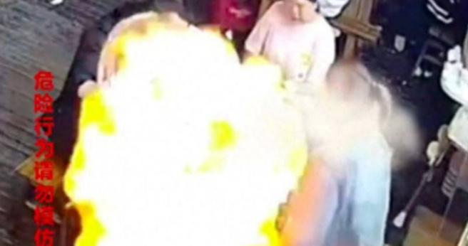 女掏打火机烧氢气球整朋友！下秒突爆炸冒巨大火球 惊悚画面曝光。(翻摄自微博)