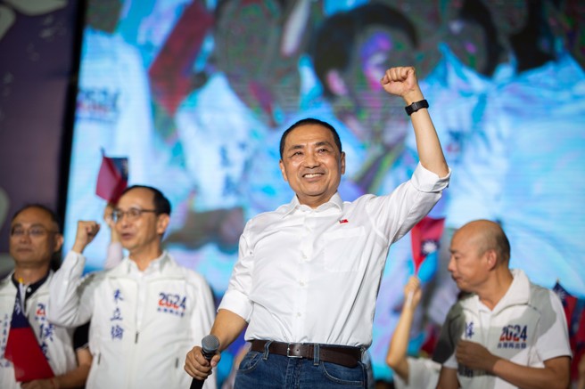 国民党总统参选人侯友宜28日晚间在高雄捷运凤山西站旁举办高雄首场万人造势大会。（资料照,袁庭尧摄）