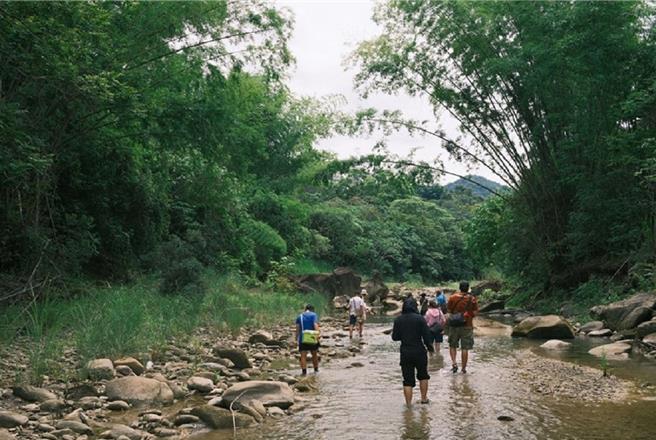 野莲漂流工作室办理生态工作坊，让青年认识美浓河川生态。（教育部提供／林志成台北传真）