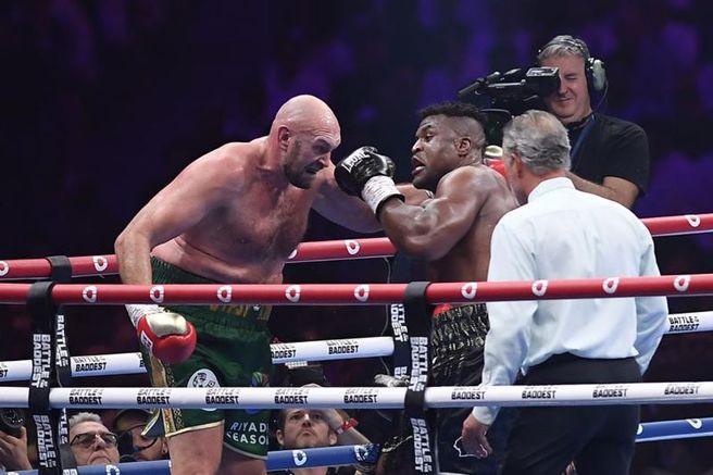 泰森福瑞(左)、納干諾的大賽吸引各界名流目光。（美聯社）