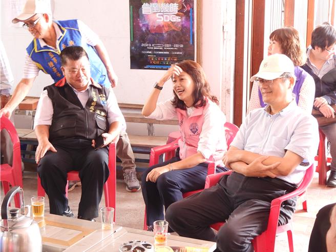 客委會主委楊長鎮（右）今到花蓮訪視，首站前往鳳林鎮褒忠義民亭參拜，和縣府客家處長潘乾鑑（左）、民進黨花蓮立委參選人張美慧（中）、及廟方簡單座談，了解地方需求。（羅亦晽攝）