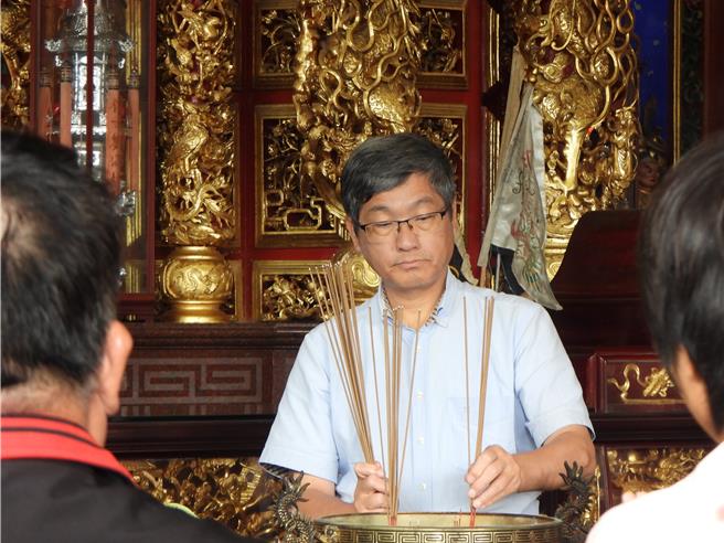 客委會主委楊長鎮今到花蓮訪視，首站到鳳林鎮褒忠義民亭參拜。（羅亦晽攝）