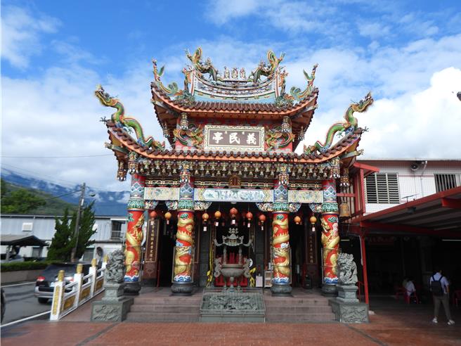花蓮縣鳳林鎮客長橋里「褒忠義民亭」是鳳林南區鄉親的信仰中心。（羅亦晽攝）
