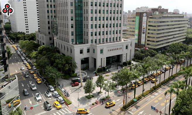 违规记点新制6月30日起实施，违规临停成计点最大宗，且职业驾驶人违规还要多记1点。民进党台北市议员洪婉臻接获计程车司机陈情，新制实施后2个月已被记满12点，每天上班载客都冒着被记点吊照的风险。（本报资料照片）