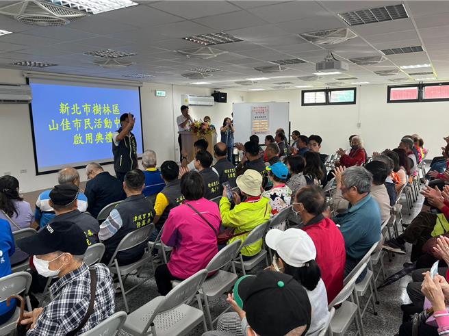 新北市树林区山佳市民活动中心29日启用，2层楼建筑融入绿地及鹿角溪地景，内部採不落柱装潢，留设宽敞的使用空间。（蔡亚桦摄）