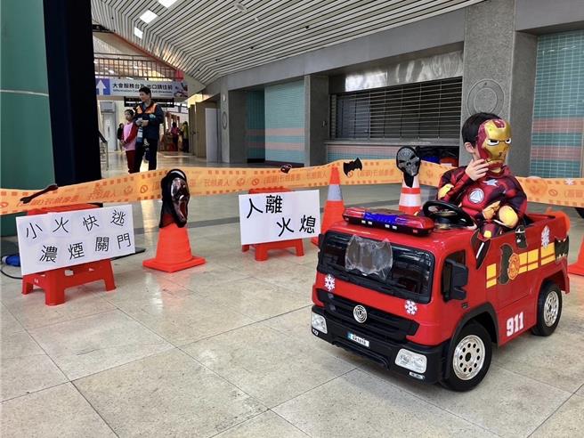 2023桃园国际新创机器人节在桃园巨蛋举办，桃园市消防局第一大队在展场中，摆设快闪摊位，让小朋友在浓浓节庆气息中，学习正确防火及救护观念。（消防提供）