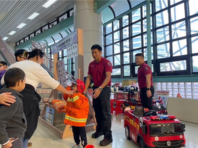 2023桃园国际新创机器人节在桃园巨蛋举办，桃园市消防局第一大队在展场中，摆设快闪摊位，让小朋友在浓浓节庆气息中，学习正确防火及救护观念。（消防提供）