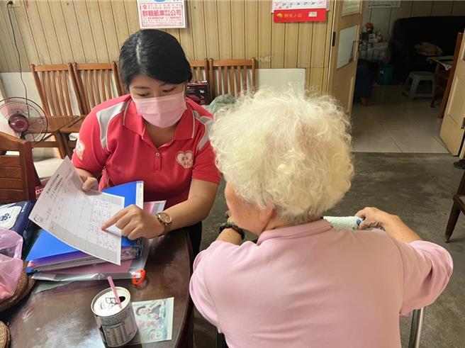 小彤（左）大学毕业后投身照服业两年已晋升管理职，她详细向长者解说服务模式。（劳动力发展署中彰投分署提供／孙英哲彰化传真）