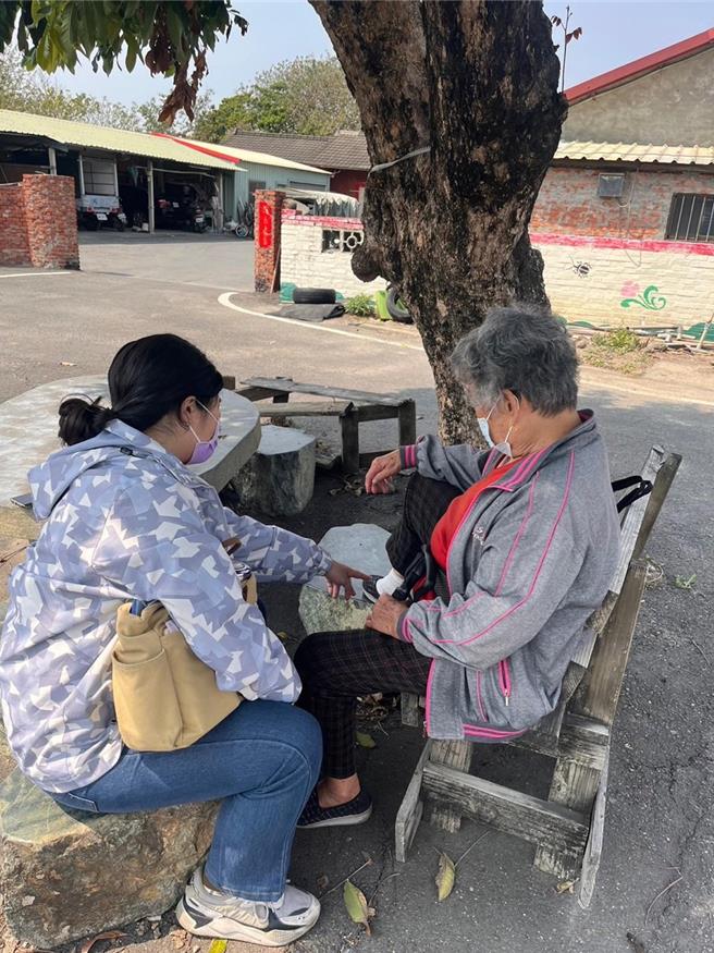 小彤（左）在彰化的居家长照机构担任居家照顾服务员督导职务，她向长者询问身体及生活状况。（劳动力发展署中彰投分署提供／孙英哲彰化传真）