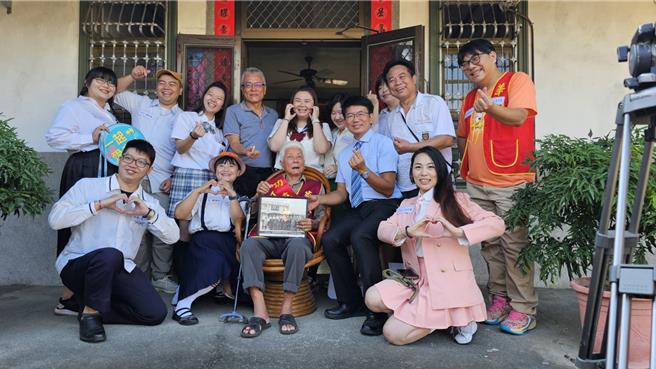 南投縣草屯鎮建功國小校長侯靖男(前排右三)前往該校創辦人之一李添丁(前排中)家中感謝他對富寮里教育的貢獻。富功國小校長侯靖男提供