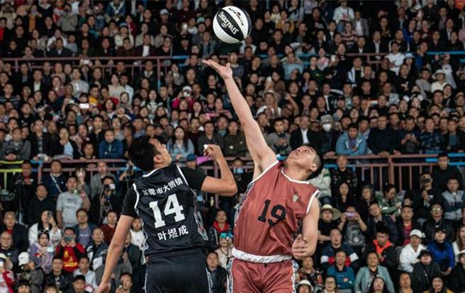 大陆村BA总决赛冠亚军争夺战28日晚在贵州省台江县台盘村打响，由广东大朗镇队对阵广东沙溪镇队。（翻摄自金羊网）