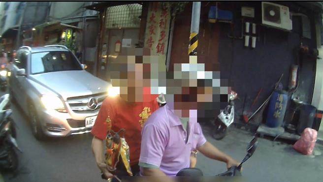 70岁李姓男子酒驾骑机车载友人，供请护送「三太子」返回祖庙过生日，因友人未戴安全帽遭到员警盘查，陈男也被发现酒驾移送法办。（翻摄画面）