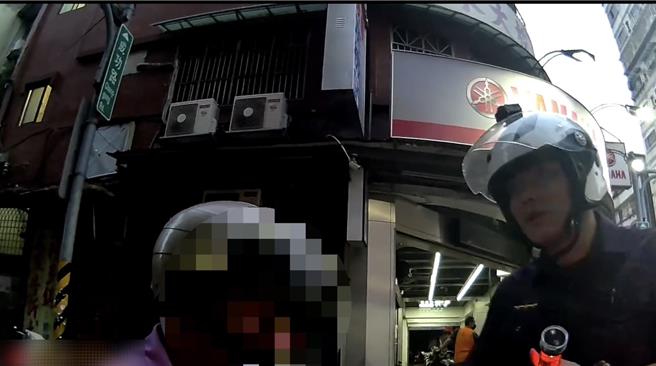 70岁李姓男子酒驾骑机车载友人，遇到员警盘查移送法办。（翻摄画面）